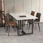 Table de salle à manger rectangulaire en pierre, style moderne et minimaliste, structure en métal noir.