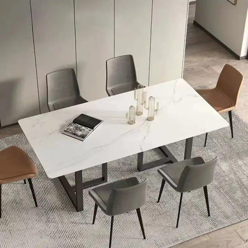 Table de salle à manger rectangulaire en pierre, style moderne et minimaliste, structure en métal noir.