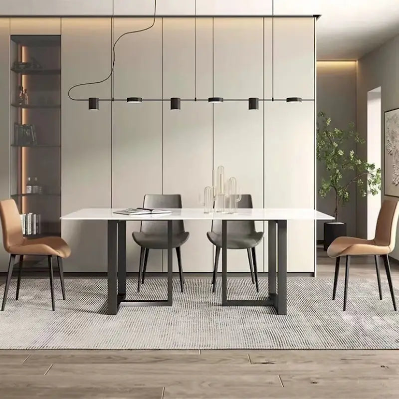 Table de salle à manger rectangulaire en pierre, style moderne et minimaliste, structure en métal noir.