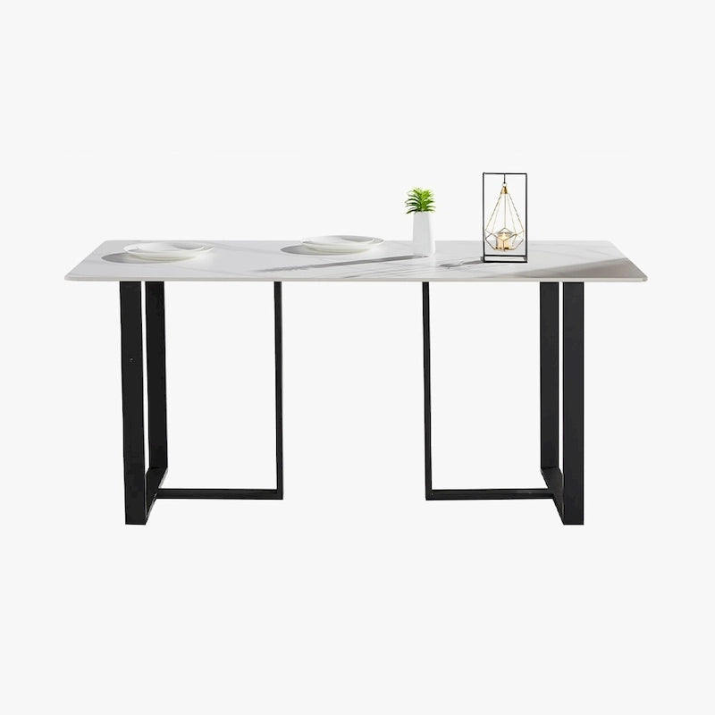 Table de salle à manger rectangulaire en pierre, style moderne et minimaliste, structure en métal noir.