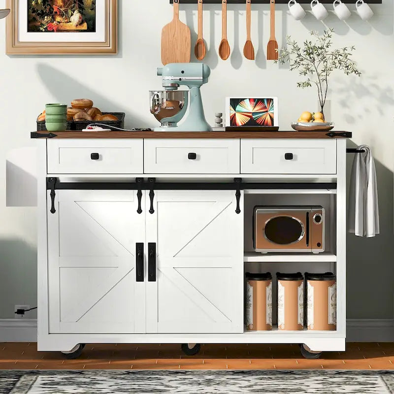 Îlot de cuisine style ferme, chariot à roulettes de 137 cm de large, 2 portes coulissantes de style grange, 3 tiroirs, prise électrique, ports USB, abattant, blanc et marron, capacité de rangement de 181 kg