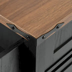 Îlot de cuisine style ferme, chariot à roulettes de 137 cm de large, 2 portes coulissantes de style grange, 3 tiroirs, prise électrique, ports USB, abattant, blanc et marron, capacité de rangement de 181 kg