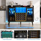 Meuble bar à vin avec casier 20 bouteilles, structure dorée, éclairage LED RGB, 135 cm (L) x 97 cm (H), porte vitrée, prises électriques, ports USB, bois d'ingénierie, rangement pour boissons noires